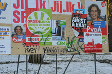 814564 Afbeelding van een aanplakbord met affiches van politieke partijen bij het Paardenveld te Utrecht, in verband ...